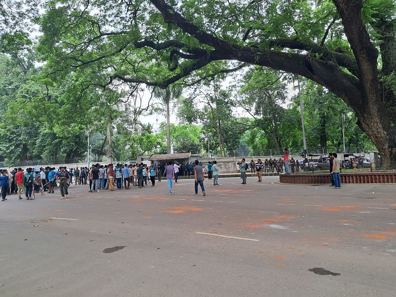 আজ বুধবার সকালের দিকে ঢাকা বিশ্ববিদ্যালয়ের উপাচার্যের বাসভবনের সামনে আন্দোলনকারীদের একটি অংশ